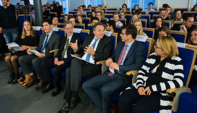 Minister Koenders visits Leiden University - speech by one of our students